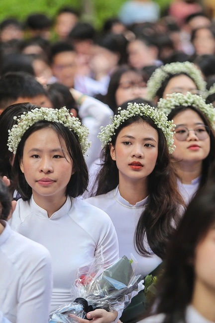 Cha mẹ có nên "buông tay" để con trưởng thành