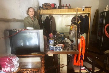 Người đàn ông bật khóc vì tài sản bị cuốn trôi theo dòng nước lũ