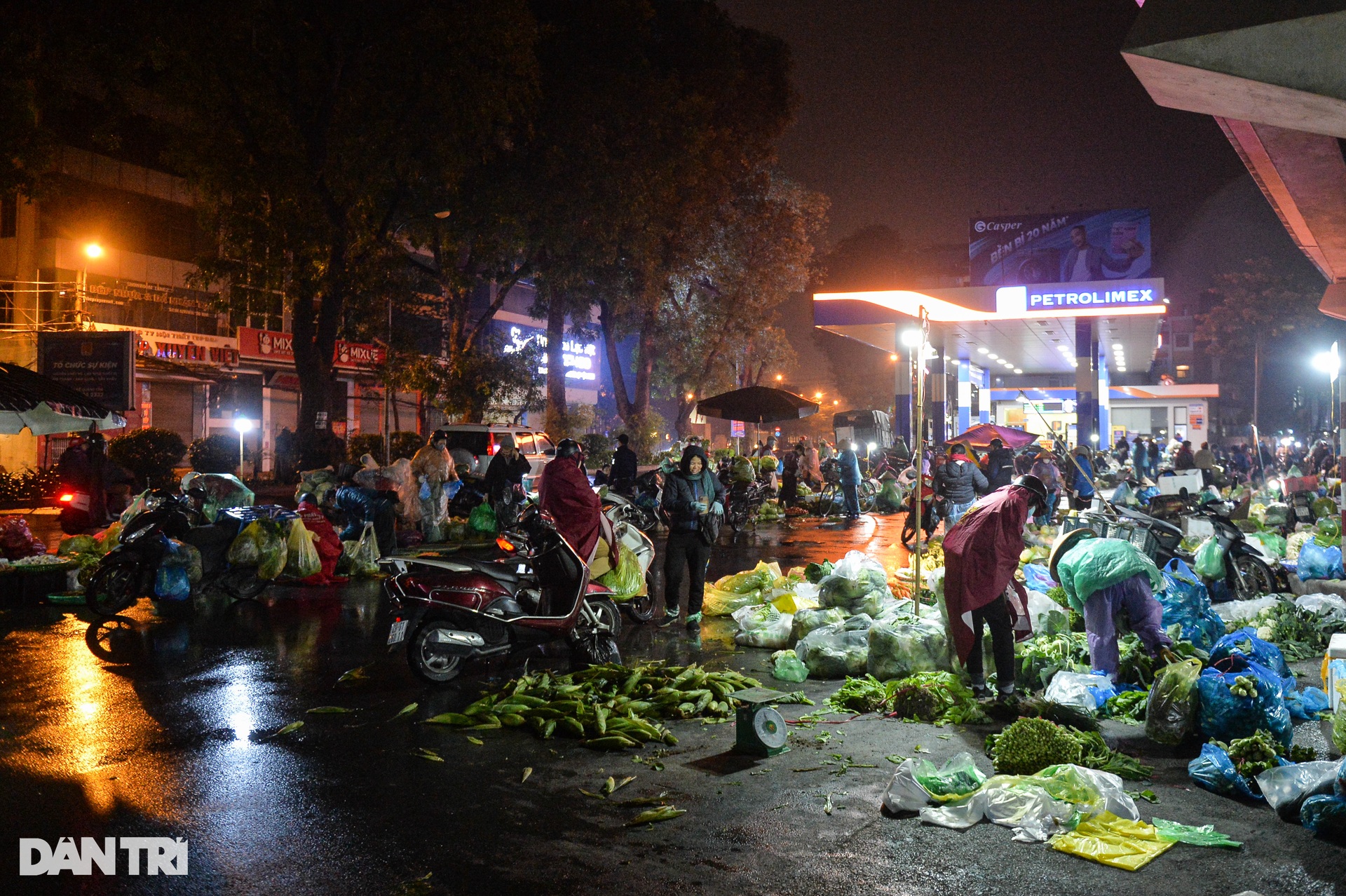 Chợ đầu mối rau củ ở Hà Nội ngày giáp Tết mưa lạnh thấu xương - 1 Chợ đầu mối rau củ ở Hà Nội ngày giáp Tết mưa lạnh thấu xương - 1