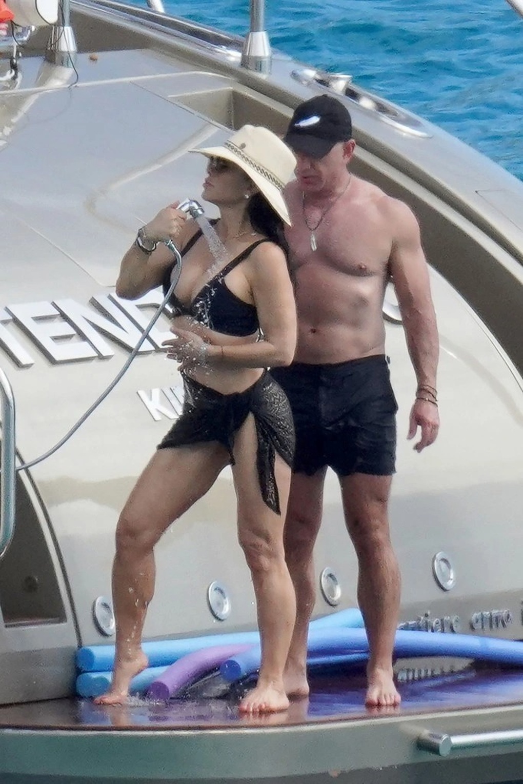 Tỷ phú Jeff Bezos và hôn thê cùng khoe khéo vòng một đẹp... bốc lửa - 5 Tỷ phú Jeff Bezos và hôn thê cùng khoe khéo vòng một đẹp... bốc lửa - 5