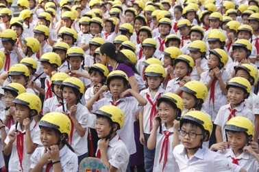 Trao tặng gần 1.600 mũ bảo hiểm đạt chuẩn cho học sinh tiểu học Thái Nguyên