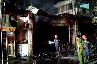 Cứu cả gia đình 5 người kẹt trong cửa hàng bị cháy ở Sài Gòn