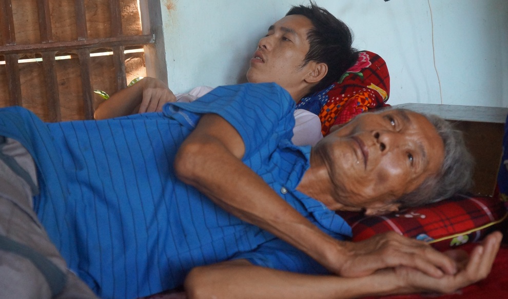 Cha con ung thư, người phụ nữ nghèo bán thóc non để cứu chồng con - 1 Cha con ung thư, người phụ nữ nghèo bán thóc non để cứu chồng con - 1