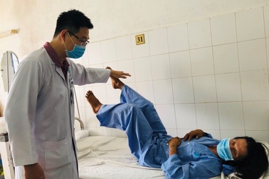 Cứu sống ngoạn mục thanh niên trèo dừa ngã gãy nát đốt sống, liệt chi trái