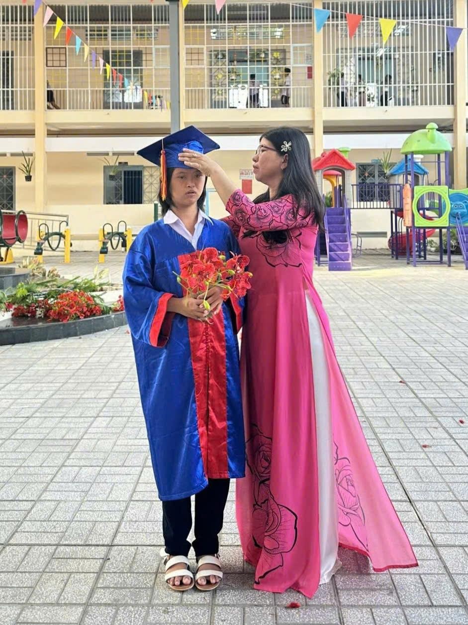 Příběh o učiteli se zvláštní láskou ke zvláštním dětem - 3 Chuyện về cô giáo có tình yêu đặc biệt với trẻ đặc biệt - 3