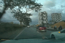 Xe sang phóng nhanh, luồn lách trên đường đông như trong phim hành động