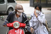 Phụ huynh xoay xở đủ đường để "chiều" theo giờ học sớm của con