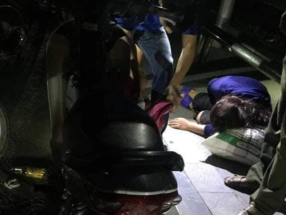 Người phụ nữ bất tỉnh tại trạm chờ xe buýt, bên cạnh lọ thuốc sâu - 1 Người phụ nữ bất tỉnh tại trạm chờ xe buýt, bên cạnh lọ thuốc sâu - 1
