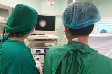 Âm đạo bé gái trào mủ vì mảnh bông gòn