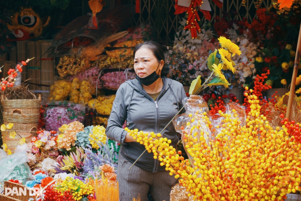 Chợ đồ trang trí Tết lớn nhất TPHCM bất ngờ ế ẩm, chủ tiệm thở dài - 3 Chợ đồ trang trí Tết lớn nhất TPHCM bất ngờ ế ẩm, chủ tiệm thở dài - 3