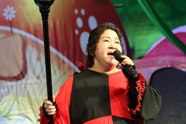 Dù sức khỏe yếu, Minh Vượng vẫn diễn hết mình cùng các em nhỏ