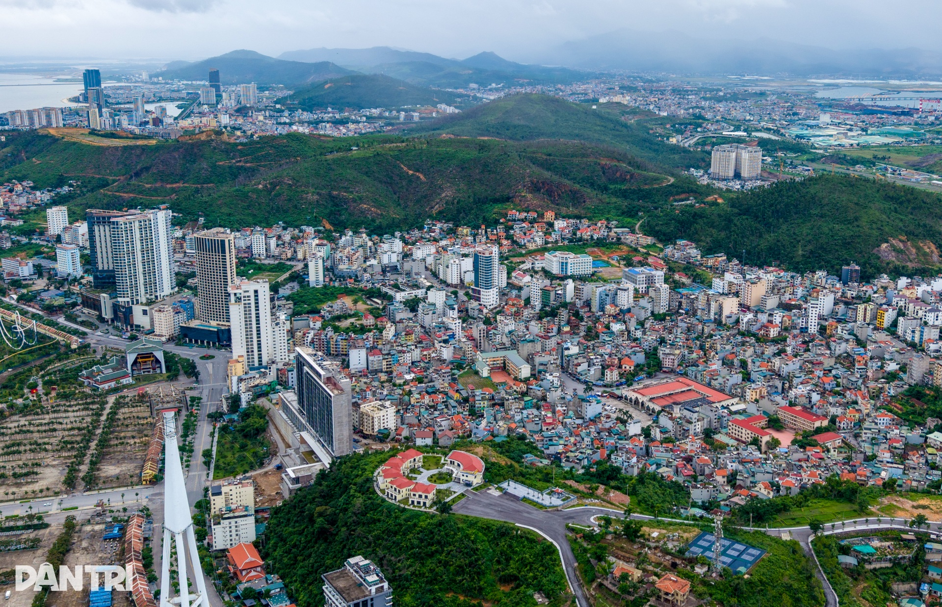 Người dân Hạ Long thở phào khi bão Ragasa suy yếu - 2 Người dân Hạ Long thở phào khi bão Ragasa suy yếu - 2