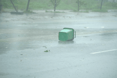 Cây đổ, tôn bay hàng loạt dọc biển Cửa Lò trước khi bão Kajiki đổ bộ