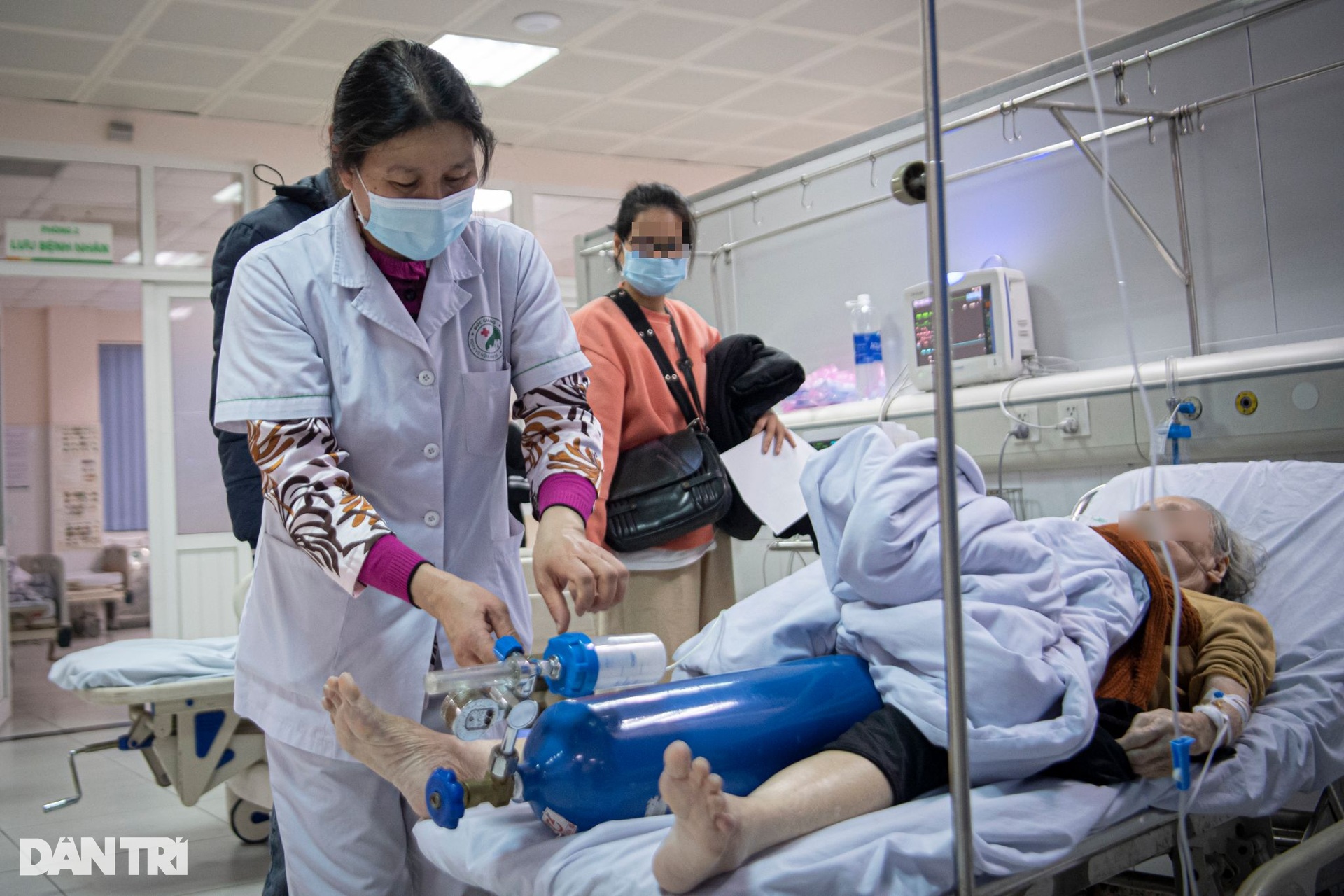 Đêm trắng cấp cứu: Chân không nghỉ, đèn không tắt trên đường đua sinh mệnh - 3 Đêm trắng cấp cứu: Chân không nghỉ, đèn không tắt trên đường đua sinh mệnh - 3