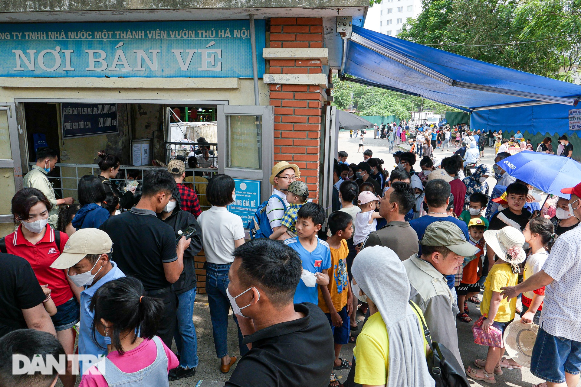 Choáng cảnh đông nghẹt thở, dòng người chen chúc trong công viên ở Hà Nội - 11 Choáng cảnh đông nghẹt thở, dòng người chen chúc trong công viên ở Hà Nội - 11