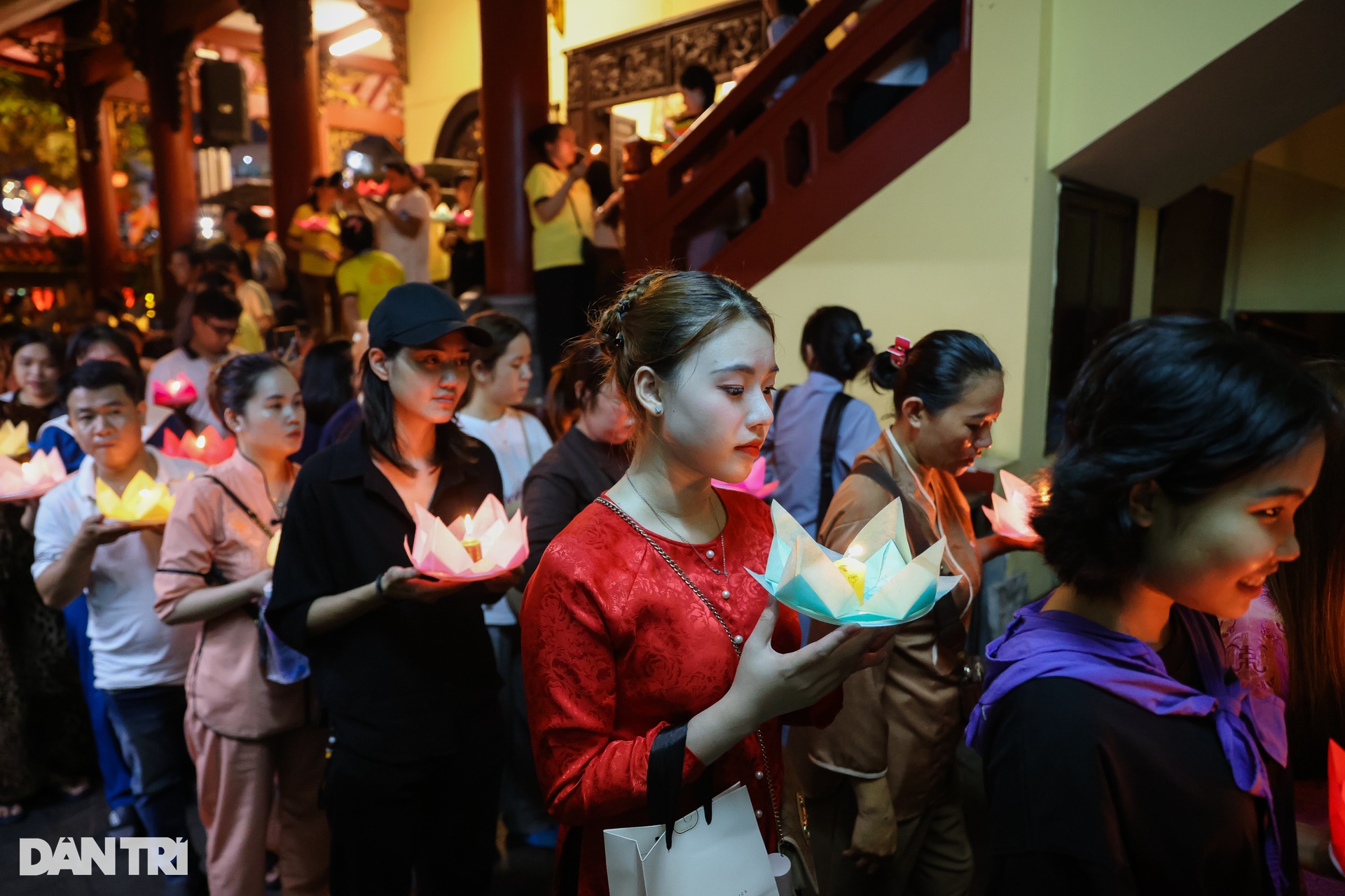 Hàng nghìn người tham gia Đêm hội hoa đăng ở chùa Pháp Hoa - 9 Hàng nghìn người tham gia Đêm hội hoa đăng ở chùa Pháp Hoa - 9