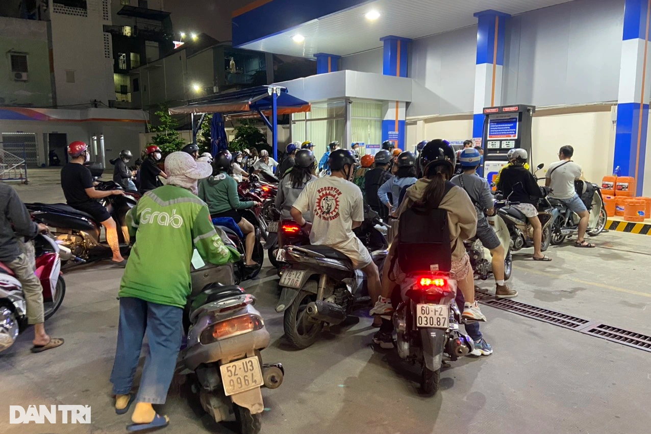 Chuyện xếp hàng mua xăng ở TPHCM và lỗi tại... cái xe bồn - 1 Chuyện xếp hàng mua xăng ở TPHCM và lỗi tại... cái xe bồn - 1