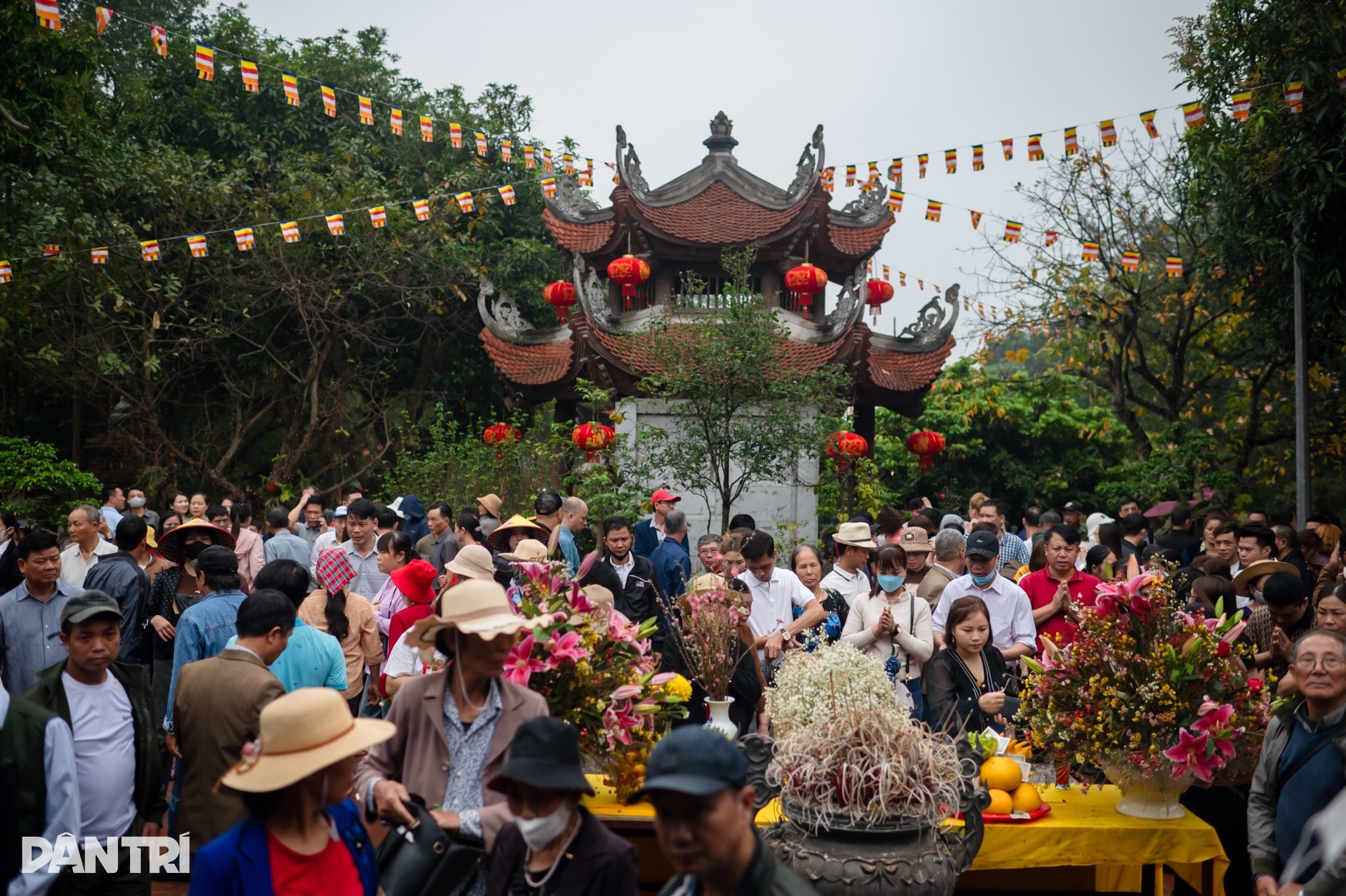 Lakonan semula nyanyian Quan Ho untuk menerima wang bertuah di festival Lim - 12 Tái diễn cảnh hát quan họ nhận tiền lì xì ở hội Lim - 12
