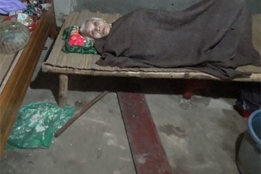 Mẹ già bệnh tật bị con tâm thần nhốt: Thêm một lần bơ vơ!