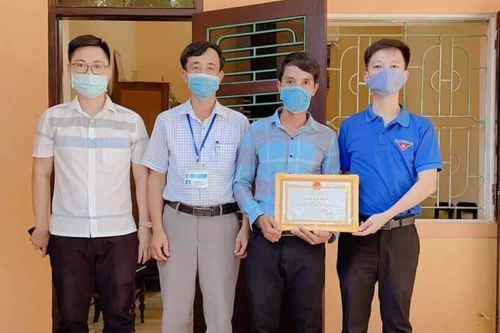 Tặng Giấy khen cho chàng trai đánh cá kịp thời cứu 2 người đuối nước - 1 Tặng Giấy khen cho chàng trai đánh cá kịp thời cứu 2 người đuối nước - 1