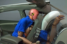 Ngồi hàng ghế sau ôtô không cài dây bảo hiểm sẽ nguy hiểm như thế nào?