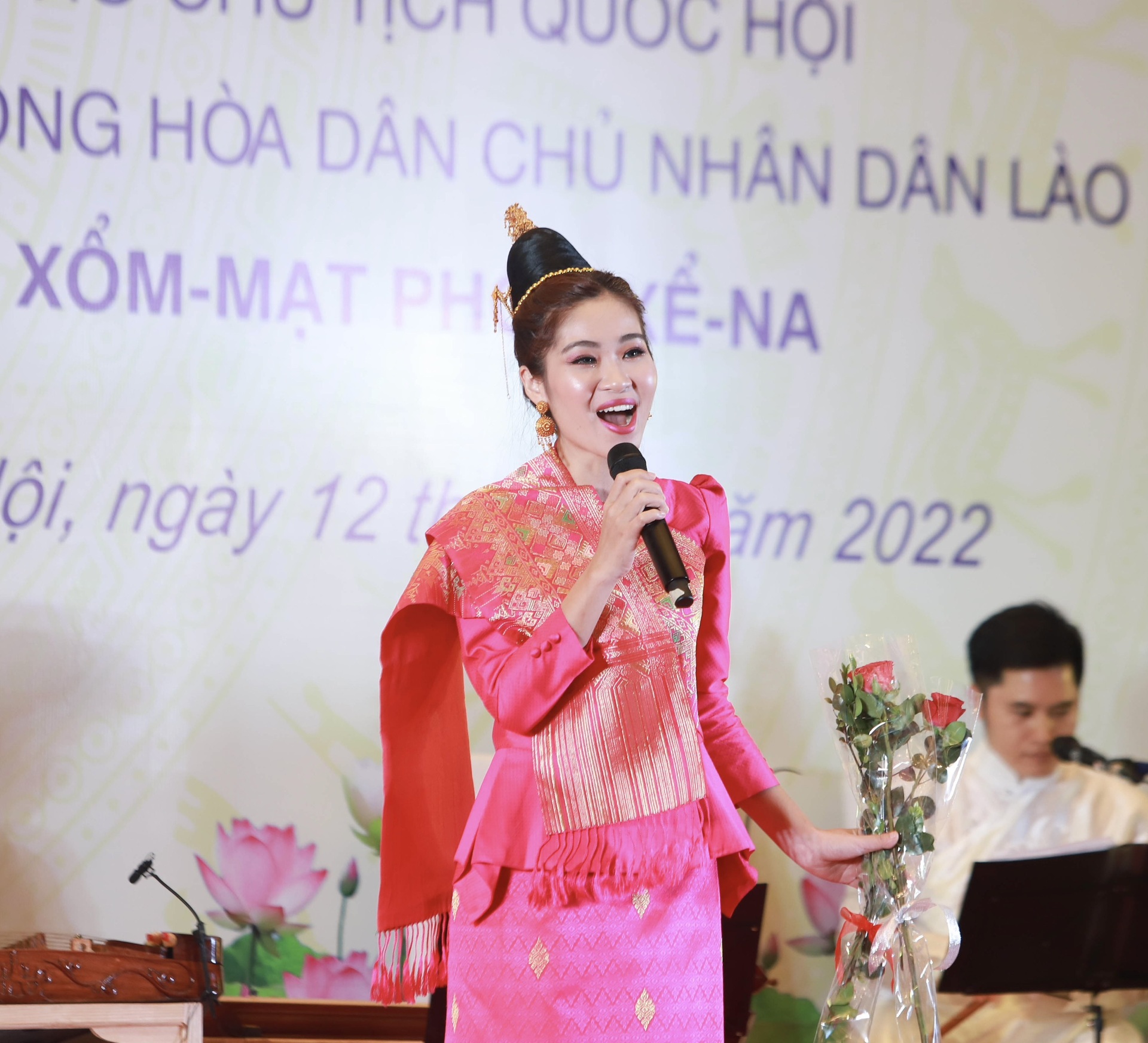 Nữ ca sĩ Hà Nội kể phút xúc động khi xẩm ngân vang ngoài biên giới Việt Nam - 13 Nữ ca sĩ Hà Nội kể phút xúc động khi xẩm ngân vang ngoài biên giới Việt Nam - 13