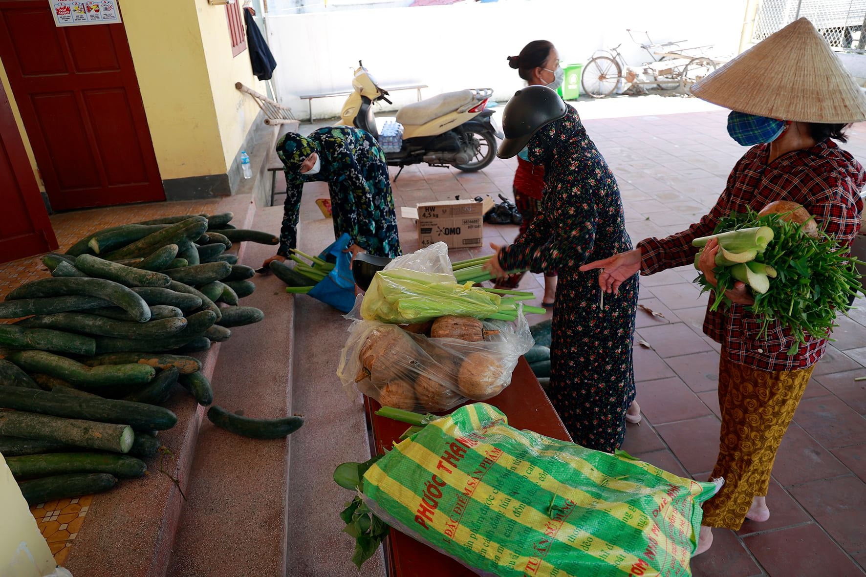 Nghĩa tình gửi tặng vùng phong tỏa chống Covid-19 - 8 Nghĩa tình gửi tặng vùng phong tỏa chống Covid-19 - 8