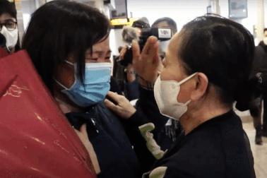 300 người Việt ở Ukraine về nước trong vòng tay gia đình, người thân