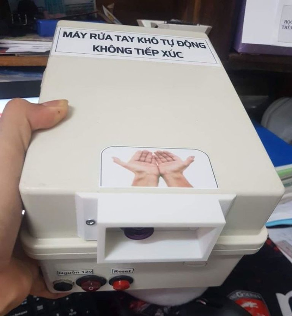Độc đáo học sinh chế tạo thiết bị rửa tay khô tự động không tiếp xúc - 1 Độc đáo học sinh chế tạo thiết bị rửa tay khô tự động không tiếp xúc - 1