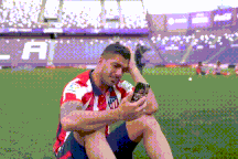 Luis Suarez bật khóc: "Barcelona không coi trọng tôi"