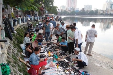 Đổ xô đi săn “hàng độc” ở chợ đồ cũ 