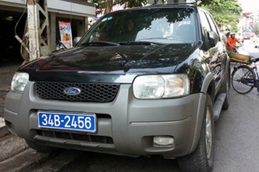 Vụ tài xế xe biển xanh cố thủ: Do mải nghe điện thoại?