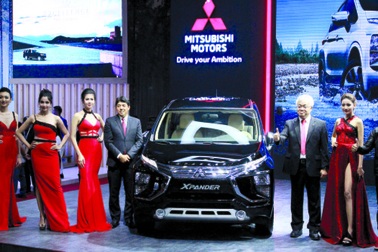 Làn sóng ô tô nội giảm giá “đấu” xe nhập khẩu?