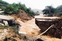 Lũ cuốn sập cầu, lốc xoáy quật đổ trụ điện, thổi bay mái nhiều nhà dân