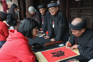 Đông kín người dân và du khách đổ về Văn Miếu xin chữ đầu năm