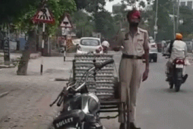 Clip cảnh sát trưởng lấy cắp trứng gà ngay giữa phố khiến dân mạng phẫn nộ