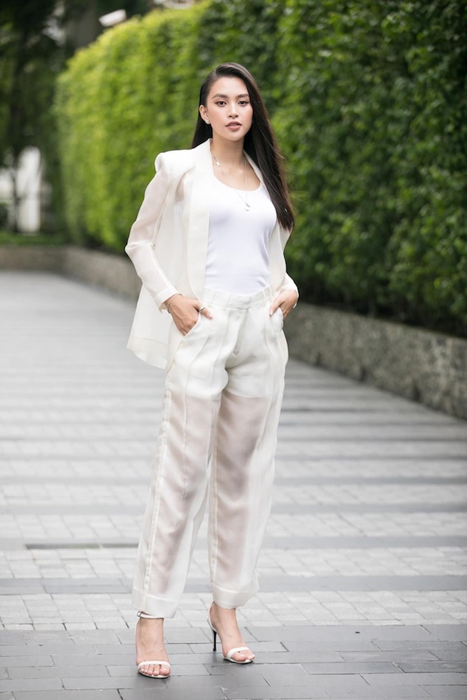 Hương Giang diện vest không nội y, khoe vòng một căng tròn - 6 Hương Giang diện vest không nội y, khoe vòng một căng tròn - 6