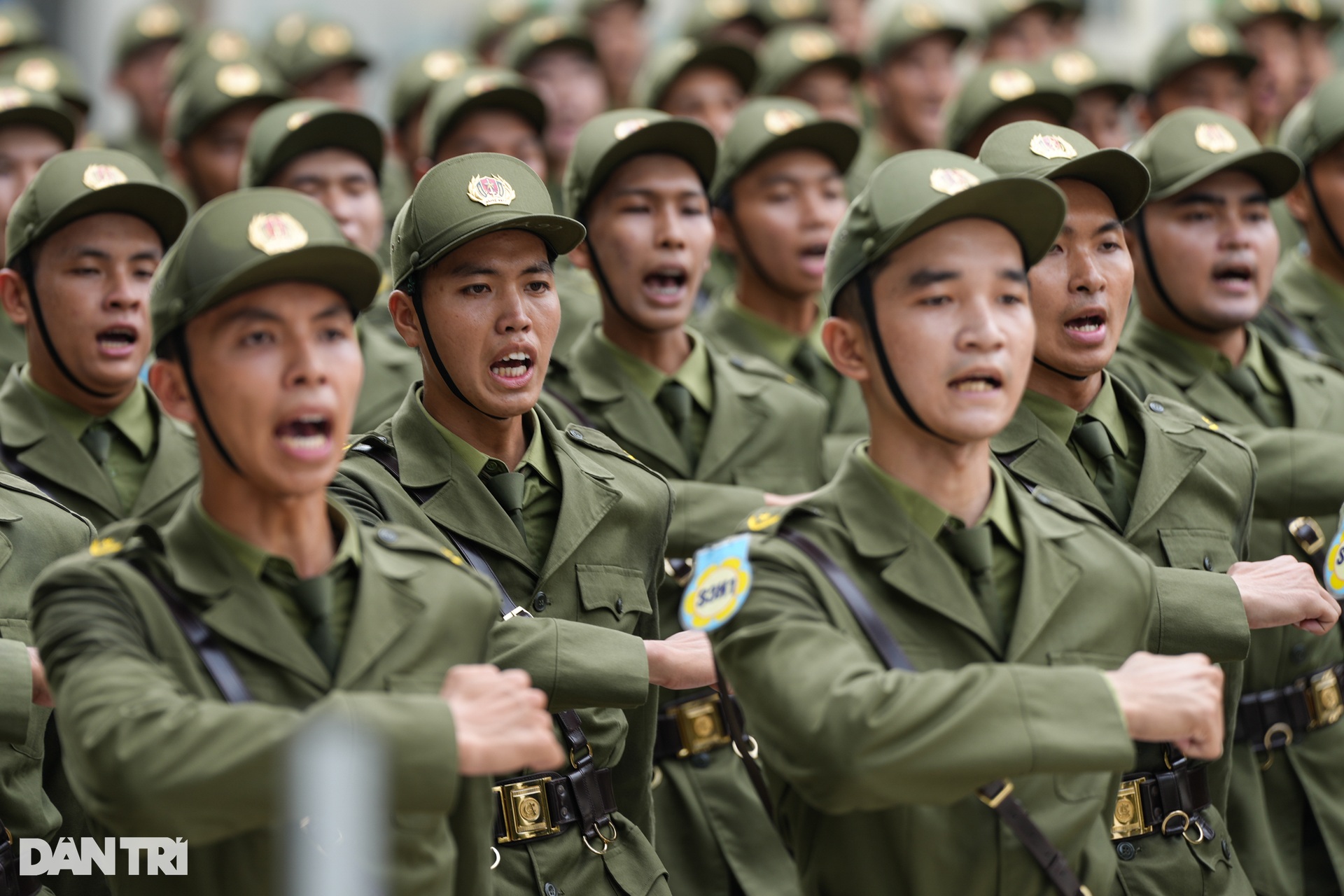 Bên trong thao trường huấn luyện diễu binh, diễu hành cho đại lễ 30/4 - 18 Bên trong thao trường huấn luyện diễu binh, diễu hành cho đại lễ 30/4 - 18