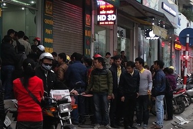 Vạ vật chờ mua vé xe Tết