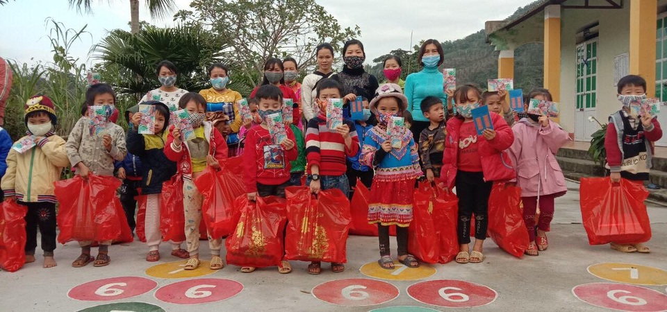 Hà Nội: Trường phổ thông mang tết sẻ chia đến học sinh vùng cao - 2 Hà Nội: Trường phổ thông mang tết sẻ chia đến học sinh vùng cao - 2