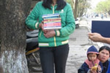 Người mẹ mù bán sách dạo nuôi con