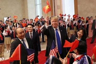 Tổng thống Donald Trump vẫy cờ Việt Nam khi gặp Thủ tướng Nguyễn Xuân Phúc