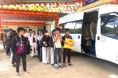Trường thuê xe, cử giáo viên đưa 24 học sinh đi thi vào lớp 10