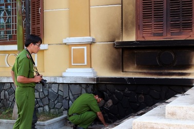 Cụ bà tự thiêu tại trụ sở tòa án bức xúc vì hoàn cảnh con gái?