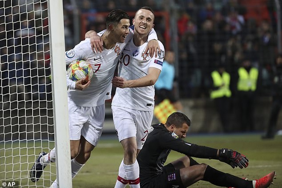 C.Ronaldo ghi bàn thứ 99, Bồ Đào Nha giành vé dự Euro 2020 - 6 C.Ronaldo ghi bàn thứ 99, Bồ Đào Nha giành vé dự Euro 2020 - 6