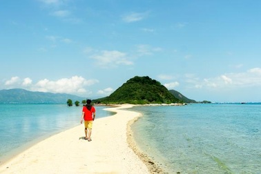 Những con đường giữa biển đẹp mê hồn ở Việt Nam