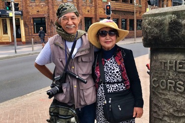 Chồng U80 chở vợ mắc ung thư bằng xe máy "đi phượt khắp thế gian"