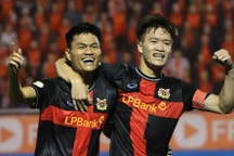 CLB Ninh Bình củng cố ngôi đầu V-League, bóng đá TPHCM trọn vẹn niềm vui