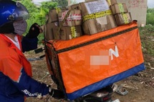 Gã "shipper" đáng ngờ vận chuyển gần 1.500 gói thuốc lá lậu