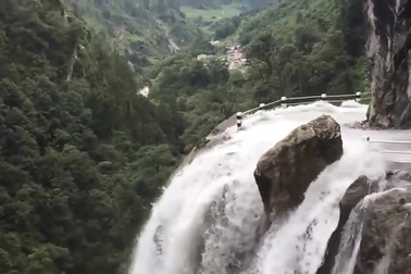 Rợn người tài xế liều mình điều khiển xe qua con đường cheo leo, nước lũ chảy xiết tại Nepal